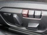 【メモリー機能付きパワーシート】運転手が代わってもボタン一つで設定ポジションに。常にご自身のドライブ設定が整います。