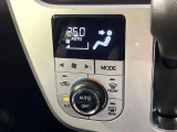 【オートエアコン】一度お好みの温度に設定すれば、車内の温度を検知し風量や温度を自動で調整。暑い&hellip;寒い&hellip;と何度もスイッチ操作をする必要はありません。快適な車内空間には必須の機能ですね♪