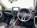 運転席まわりです。 各操作スイッチは使いやすい位置に配置されてます。