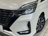 【LEDヘッドライト】悪天候や夜間走行時も良好な視界を確保し安心して運転できる高輝度LEDヘッドライトを装備!点灯速度が早く、消費電力も抑えられています。