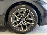 BMWの純正アロイホイールは軽量かつ強度にも優れているホイールで走行性能を引き上げる設計になっております。足元にもBMWは妥協がなくこだわっている個所になります。