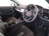 クオリティの高いシートを採用するのは、Audiのクルマづくりの哲学のひとつです。特に座り心地が重要です。体の大きなドイツ人が座っても頑丈な耐久性があります。。しかも肌触りも良く高級家具のようです。