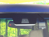 【ホンダセンシング】走行中に前方の車両等を認識し、衝突しそうな時は警報とブレーキで衝突回避と被害軽減をアシスト。より安全にドライブをお楽しみいただけます。
