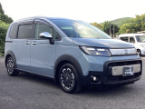 狭い駐車場でも、スライドドアならチャイルドシートへのお子さまの乗降や荷物の積載もスムーズ。とても便利な【両側電動スライドドア】ドアハンドを少し引くだけでリアドアが自動開閉します。
