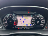 スピードメーターなどの運転に必要な計器とともに、オーディオ・電話の操作画面などを表示。レイアウトはステアリングスイッチで切り替えでき運転に集中しながら必要な情報を瞬時に得ることが可能。