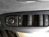 パワーウィンドウスイッチで運転席から全席の窓の開閉ができます。