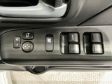 狭い駐車場で便利な電動格納ドアミラーが付いています。