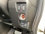 パワースライドドアの開閉はスマートキーのリモコンやドアノブは勿論、運転席側のスイッチ操作でも開閉ができ、安全・簡単です。