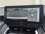 【パノラミックビューモニター】クルマを真上から見ているような映像を表示。 運転席から確認しにくい車両周囲の状況を把握できます。