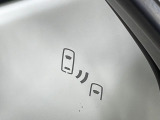 【ブラインドスポットモニター】走行中、ドアミラーの死角になりやすい箇所に後続車が接近するとサイドミラーのレンズに警告を表示!ドライバーに注意喚起をしてくれます。