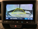 リバースギアに入れるだけで後方の表示へ切り替わります。夜間や雨の日の駐車も楽になりますよ。