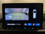 リバースギアに入れるだけで後方の表示へ切り替わります。夜間や雨の日の駐車も楽になりますよ。