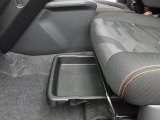 助手席シートアンダートレイ。車内の清掃用具など車には置いておきたいけど、目につき所には置きたくない物の収納にぴったり。