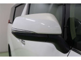 バイカラーでスマートなウインカーミラーです。ウインカーミラーはお洒落なだけでなく、対向車や歩行者からの視認性が良く安全性が向上し、事故防止にもつながります。