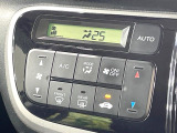 【オートエアコン】一度お好みの温度に設定すれば、車内の温度を検知し風量や温度を自動で調整。暑い&hellip;寒い&hellip;と何度もスイッチ操作をする必要はありません。快適な車内空間には必須の機能ですね♪