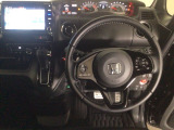 【ハンドル】運転にかかわる様々な操作を安全に行えるように視点移動が少なく操作性に配慮されたスイッチ類が凝縮されたコックピットです。