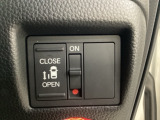 左側電動スライドドアは運転席からでも操作ができるように、ハンドル付近に開閉の操作スイッチが付いています。