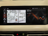 BMWのナビゲーションは操作性も良く、詳細な地図情報と交通状況を見やすく表示し、快適なドライビングをサポートしながら目的地までナビゲートします。
