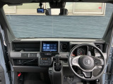 運転席周りです。カップホルダーや小物の収納などは必須ですよね!!使い勝手の良いつくりになっております!!