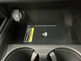 スマートフォンを置いたまま充電出来るワイヤレス充電器付きです!