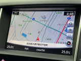 純正ナビゲーション画面(地図表示)。高精細な画面で自車位置や周辺地図、VICSによる交通情報を視認性良く表示します。