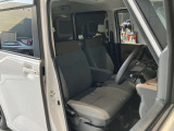 運転席まわりです。運転席からの視界が左右に広く隅々まではっきりと見渡せます!クルマの前端も把握しやすく安心して運転できます!
