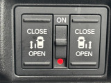 両側電動スライドドアです。リモコンや運転席スイッチ、ドアハンドルの操作で自動開閉。お子様を抱き抱えている時や荷物の多いときなどに便利です!!
