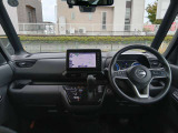 広々とした運転席周り!禁煙車です☆