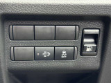 運転席右下のスイッチパネル。DPF(排出ガス浄化装置)の手動再生スイッチや横滑り防止装置(VDC)OFFスイッチ、給油口レバーを配置しています。