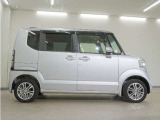 リアには左右スライドドアを採用。狭い駐車場でも開閉しやすく、強風の日でもドアが煽られにくくなっております。小さなお子さまやご年配の方も安心して乗り降りできます。