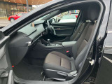 MAZDA3の助手席は、水平基調のすっきりとした上質なダッシュボードデザインと、全車標準装備の高さ調整機能が大きな特徴です。