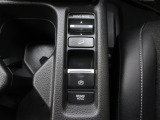 スイッチ操作で簡単にパーキングブレーキを作動可能。さらに、停車時にブレーキを保持するブレーキホールド機能付きで、渋滞時や信号待ちでの運転負担を軽減します。