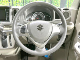 インテリアに合わせたデザインのステアリングは、運転される方のことも考え、運転しやすい形状、大きさです。是非一度、実際に触ってお確かめください。