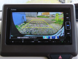 リアワイドカメラシステム!従来の視野に加えて、後方側方を約180&deg;まで見えるワイドビューと、後方を真上から見たような視野で駐車時などに便利なトップダウンビューの3つの視野があります!