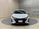 お車購入のポイントとなるフロントマスクです!シャープな目つきが印象的なデザインのヘッドランプです。