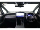 洗練されたデザインで高級感のある運転席廻り。隅々にまで心づかいが施された快適な使い勝手の良さは運転者を納得させてくれます。インナーミラーは後方映像で視界を確保してくれる電子インナーミラーです。