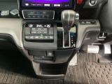 足元スッキリ、インパネシフトです。パーキングブレーキはフットブレーキタイプなので、運転席と助手席の間がスッキリしています。