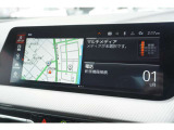 高精細ワイド・ディスプレイ: 視認性に優れた大型タッチパネルを採用。ナビゲーションだけでなく、エンターテインメント機能も鮮明に表示します。