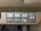ハンドルの右側にはヘッドライトレベライザーとHondaセンシング用のメインスイッチがついています。ヘッドライトレベライザーは道路状況や積荷の加重に応じてライトの高さを調節できます。