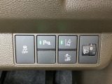 ハンドルの右側にはヘッドライトレベライザーとHondaセンシング用のメインスイッチがついています。ヘッドライトレベライザーは道路状況や積荷の加重に応じてライトの高さを調節できます。