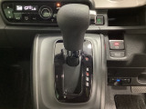 CVT車のセレクトレバーです。低速から高速まで、変速ショックのないスムーズな走りと、エンジン効率のよい領域を維持して燃費にも貢献します。サイドブレーキはスイッチ操作の電子制御パーキングブレーキです。
