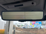 クリアサイトインテリアリアビューミラーは車体に装備したカメラによって、後方の映像がミラーに映し出されます。ミラーユニット下部のレバーで簡単にモード切替も可能です。