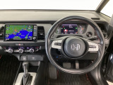 【ハンドル】運転にかかわる様々な操作を安全に行えるように視点移動が少なく操作性に配慮されたスイッチ類が凝縮されたコックピットです。