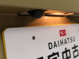 後退時に車両の後ろ側をモニター画面に表示します。車庫入れなどでバックする際に後方確認ができて便利です。車庫入れが苦手な人もこれで安心。(連動するナビ等の取り付けが必要になります)