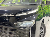 【LEDヘッドライト】悪天候や夜間走行時も良好な視界を確保し安心して運転できる高輝度LEDヘッドライトを装備!点灯速度が早く、消費電力も抑えられています。