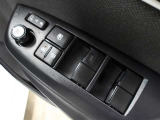 運転席から左右のドアミラーの開閉が可能です♪駐車場でのドアミラーの折り畳みが簡単です♪