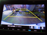 バックカメラの画像です。ガイドラインがスムースな車庫入れをサポートいたします。車庫入れの安心感がアップしますね。