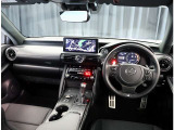 デザインもよく、居心地のよい運転席ですね。分かりやすいスイッチ類ですから操作もしやすく運転をサポートします。