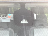 【エマージェンシーブレーキ】走行中に前方の車両等を認識し、衝突しそうな時は警報とブレーキで衝突回避と被害軽減をアシスト。より安全にドライブをお楽しみいただけます。