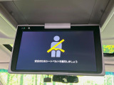 【リヤエンターテインメントシステム】後席にお座りの方も大満足の、人気メーカーオプションを装備。専用の音響システムと、大画面のモニターで移動中もDVD等をお楽しみいただけます。
